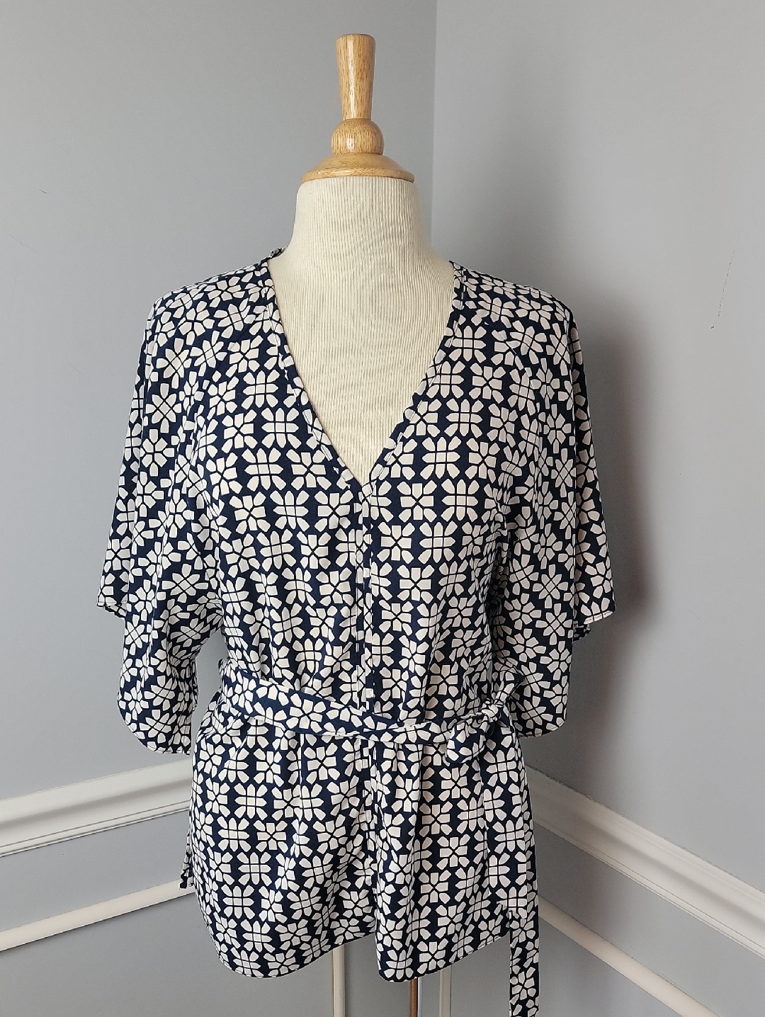 Banana Republic Blue White Geometric V-Neck Dolman Sleeve Tie Waist Tunic Top M